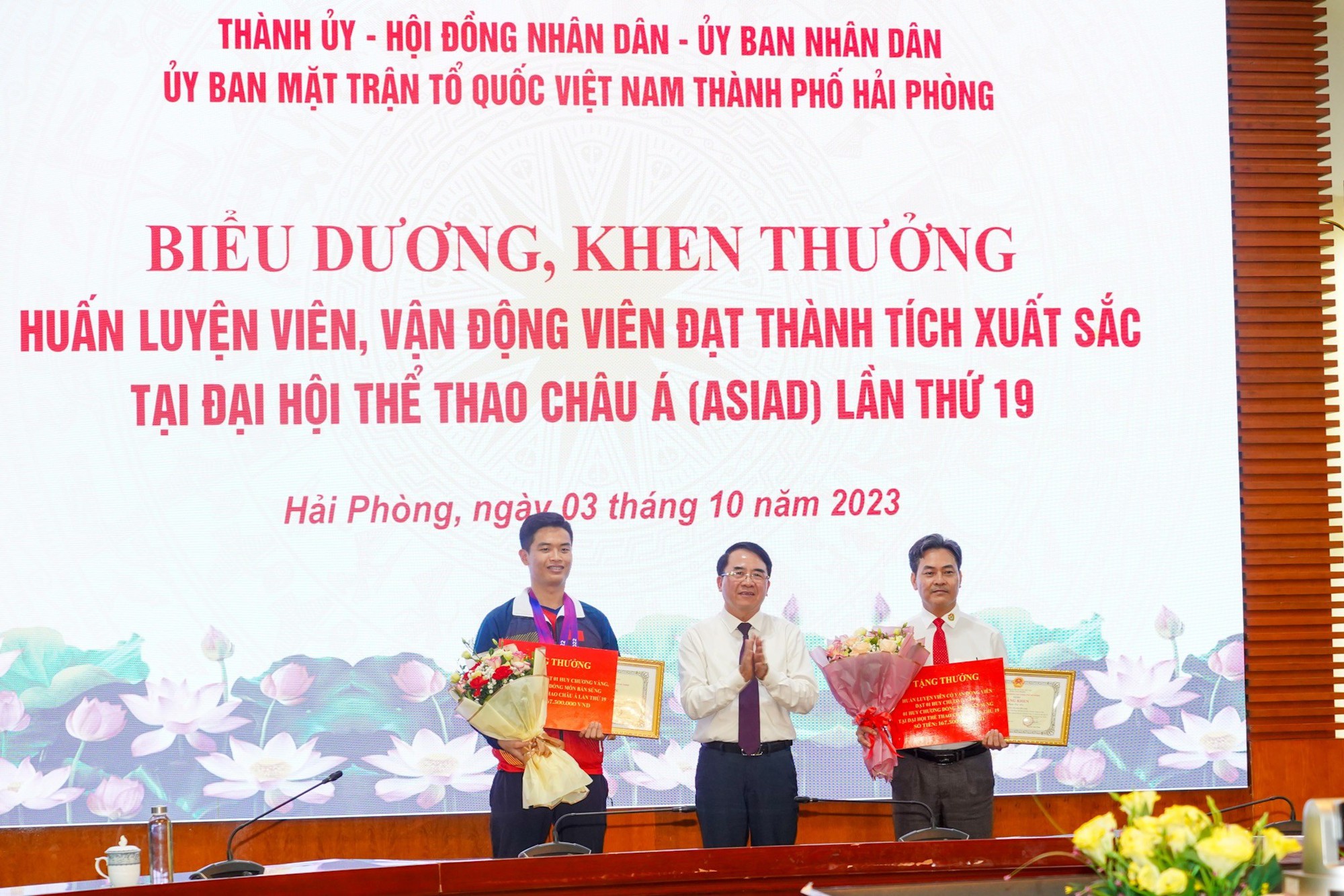 Thầy tr&ograve; xạ thủ Phạm Quang Huy gi&agrave;nh HCV ASIAD 19 được thưởng 335 triệu dồng - Ảnh 1.