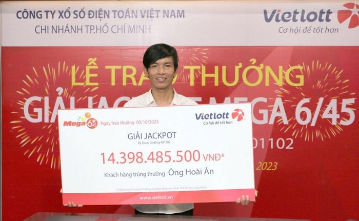 Một người đến từ TP HCM không đeo mặt nạ khi nhận giải Jackpot của Vietlott