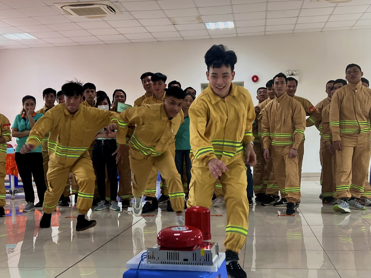 CLIP: Một ngày làm lính cứu hỏa của công nhân ở Bình Dương