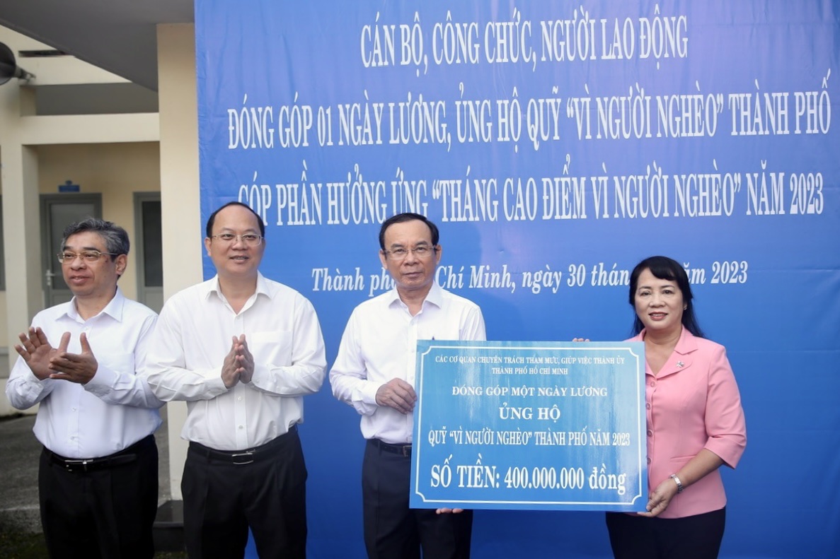 Thành ủy TP HCM ủng hộ Quỹ “Vì người nghèo” thành phố 400 triệu đồng