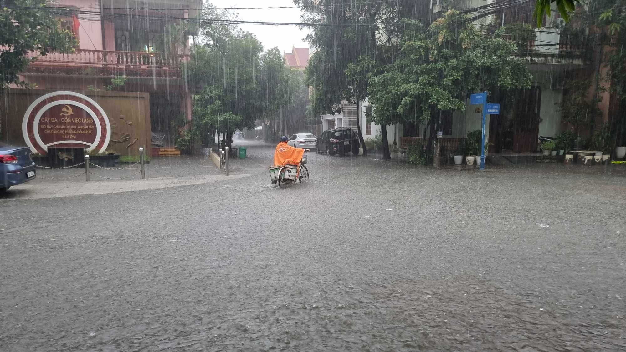 Phố biến th&agrave;nh s&ocirc;ng, nhiều tuyến đường bị t&ecirc; liệt sau mưa - Ảnh 3.