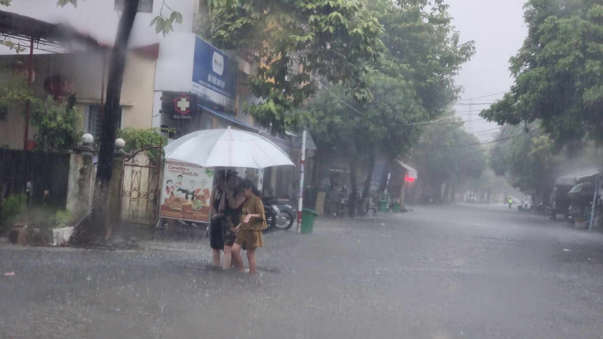 Phố biến th&agrave;nh s&ocirc;ng, nhiều tuyến đường bị t&ecirc; liệt sau mưa - Ảnh 5.