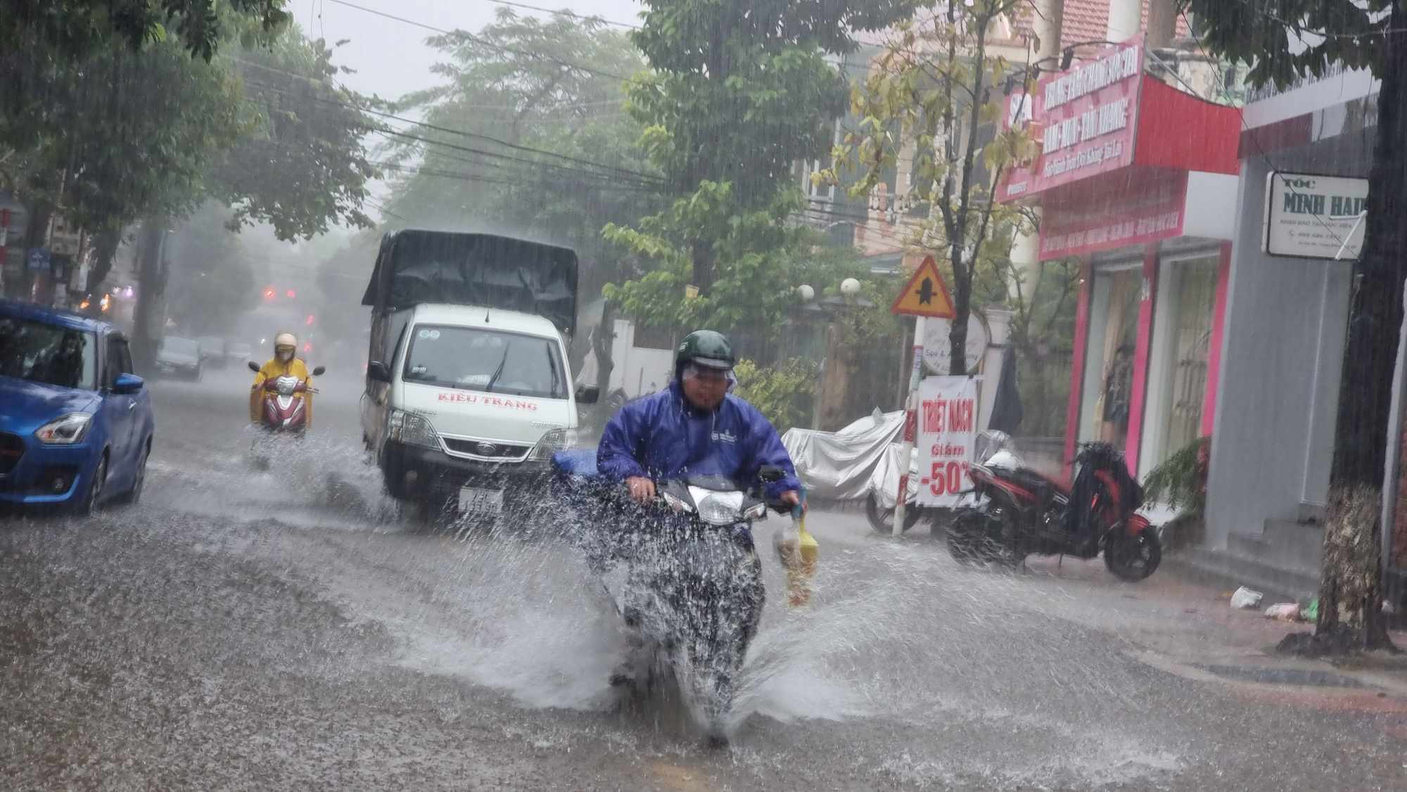 Phố biến thành "sông", nhiều tuyến đường bị tê liệt sau mưa