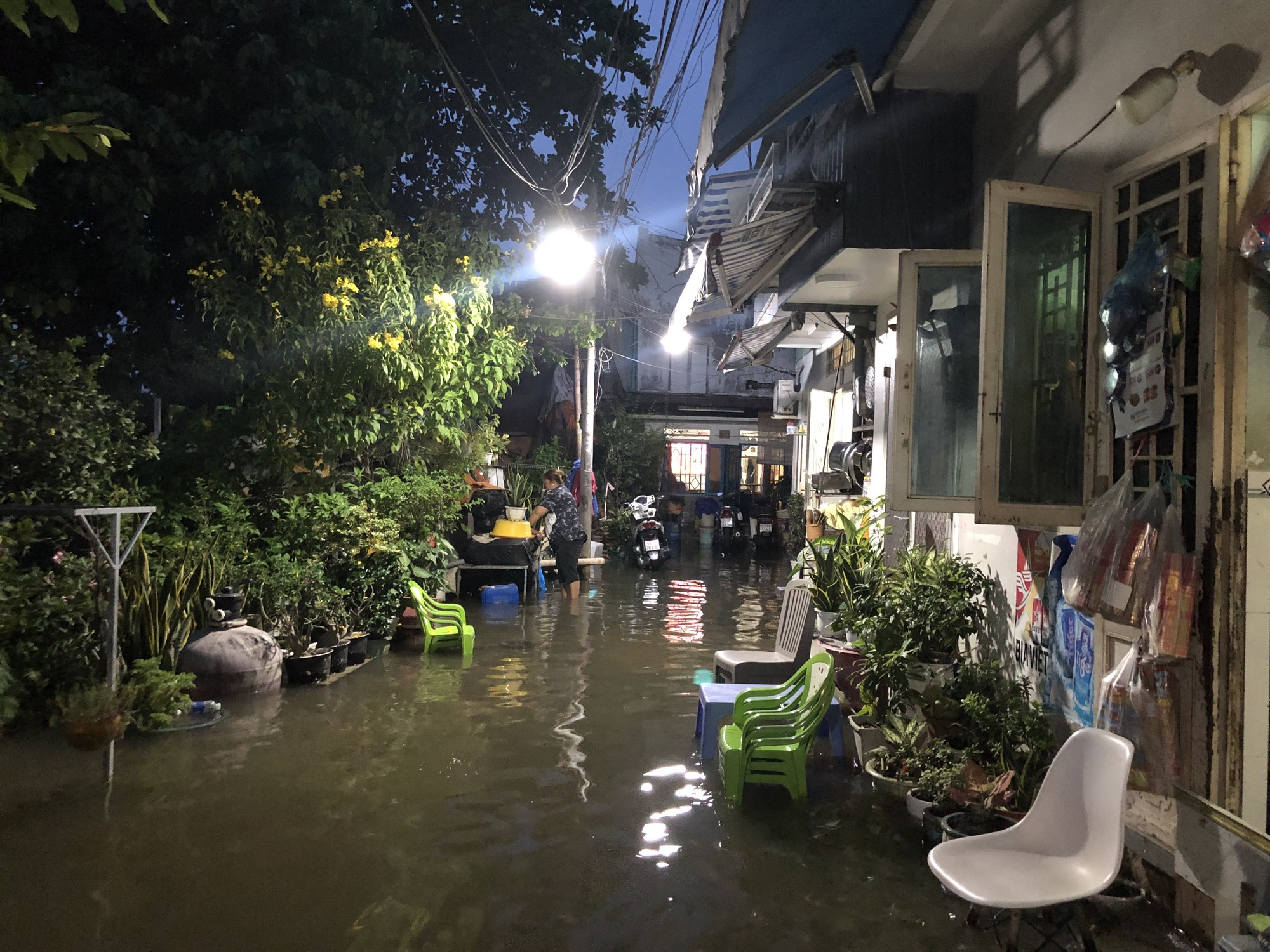 TP HCM: Triều cường c&ocirc; lập nhiều nơi, người d&acirc;n lội nước giao b&aacute;nh x&egrave;o tận nh&agrave; - Ảnh 1.