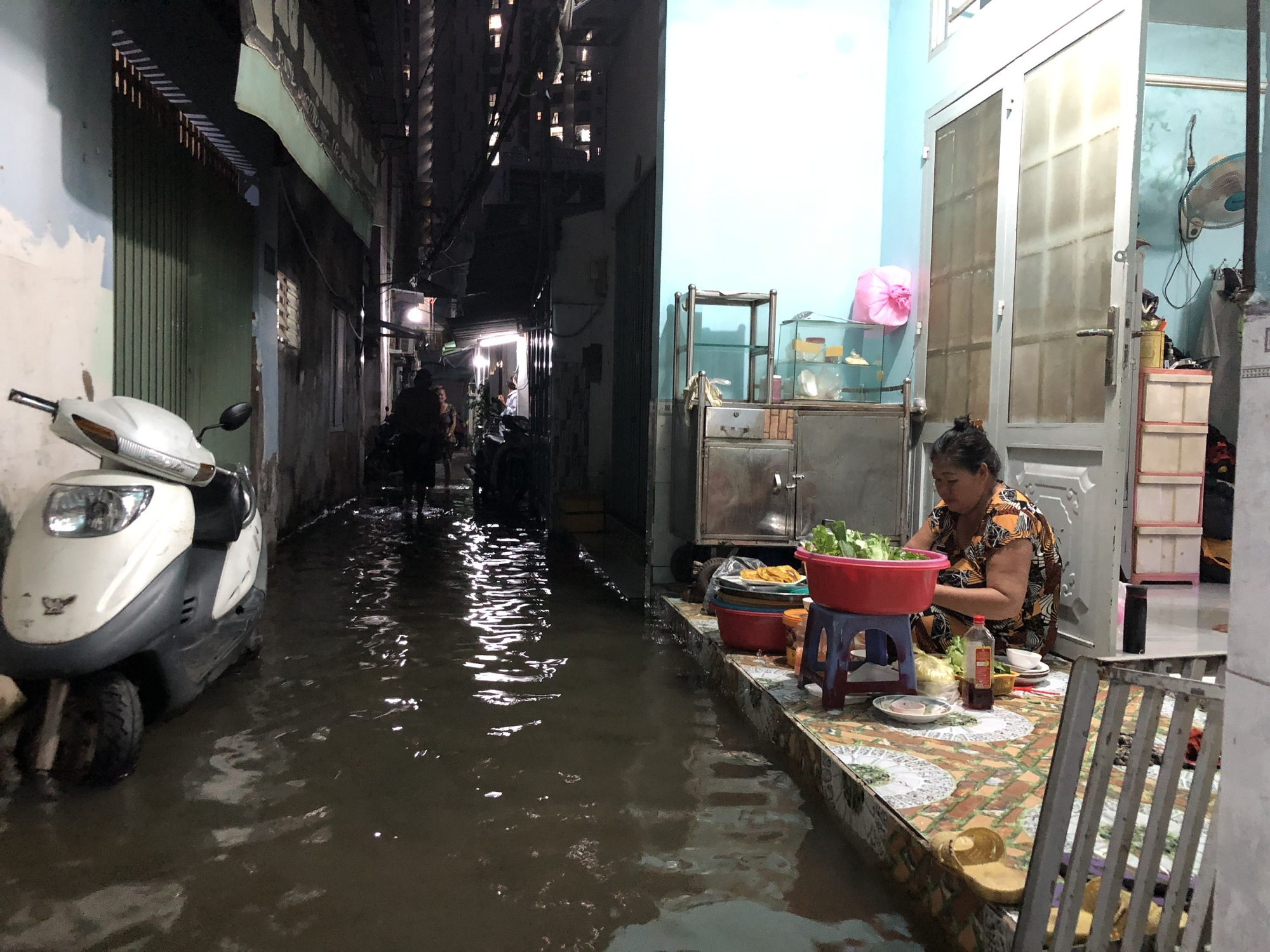 TP HCM: Triều cường cô lập nhiều nơi, người dân lội nước giao bánh xèo tận nhà