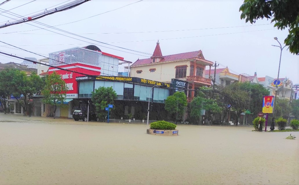 Phố biến th&agrave;nh s&ocirc;ng, nhiều tuyến đường bị t&ecirc; liệt sau mưa - Ảnh 10.