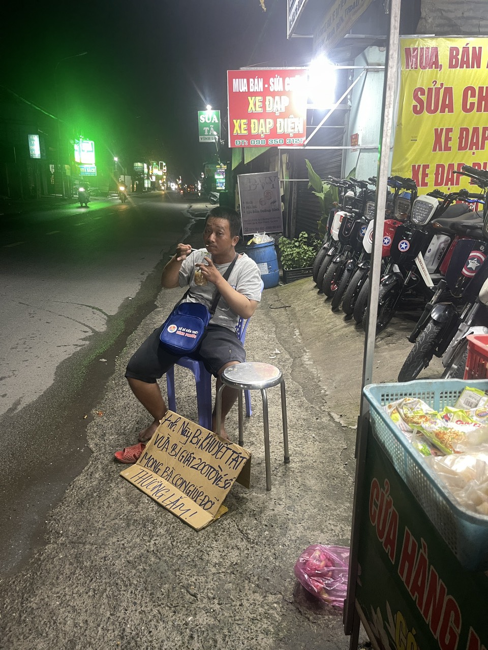 C&ocirc;ng an v&agrave;o cuộc th&ocirc;ng tin người khuyết tật bị giật 200 tờ v&eacute; số ở TP HCM - Ảnh 1.