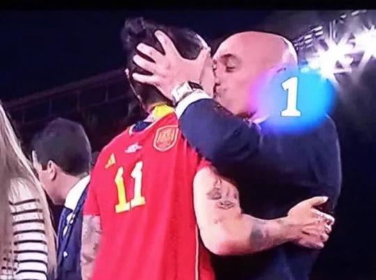 Sau vụ kh&oacute;a m&ocirc;i, FIFA cấm Cựu chủ tịch Luis Rubiales hoạt động b&oacute;ng đ&aacute; 3 năm - Ảnh 1.