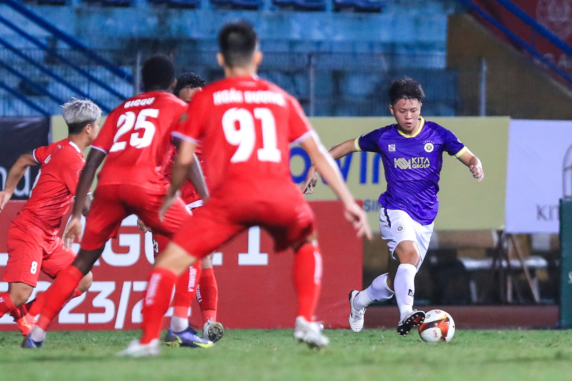 Điểm nhấn v&ograve;ng 2 V-League: C&uacute; sốc cho H&agrave; Nội, bất ngờ Nam Định - Ảnh 1.