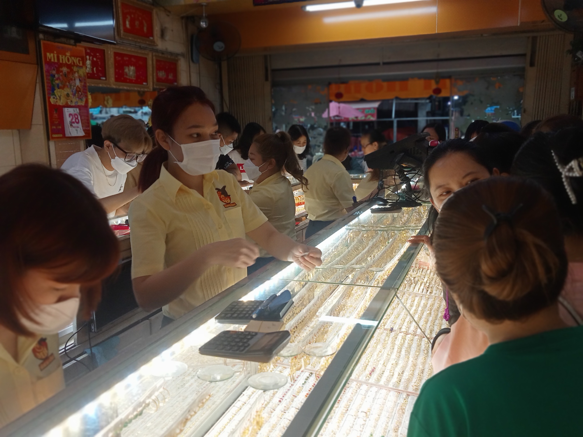 Giá vàng hôm nay 31-10: Vàng trong nước tiếp tục "hạ đỉnh"