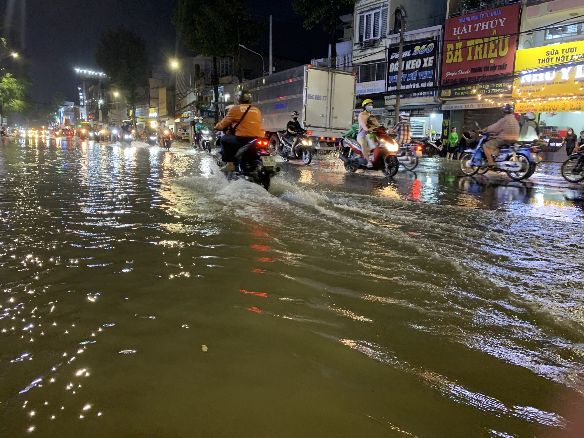 VIDEO: Triều cường vượt báo động 3, người dân Cần Thơ gặp khó khăn