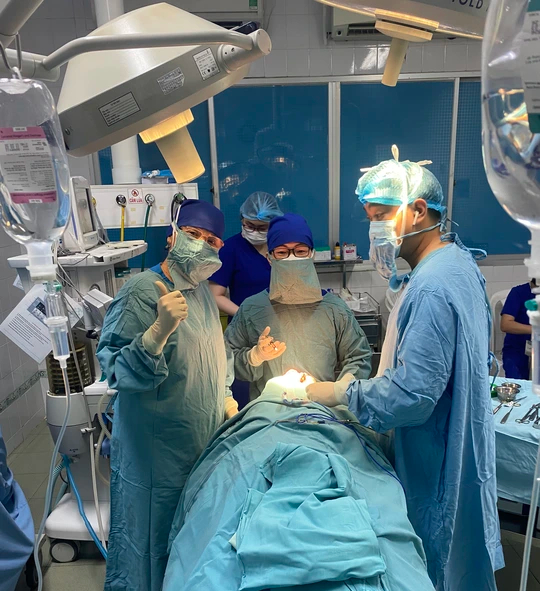 B&aacute;c sĩ xuy&ecirc;n đ&ecirc;m phẫu thuật cứu b&eacute; g&aacute;i đa chấn thương v&ugrave;ng mặt v&igrave; tai nạn giao th&ocirc;ng - Ảnh 1.