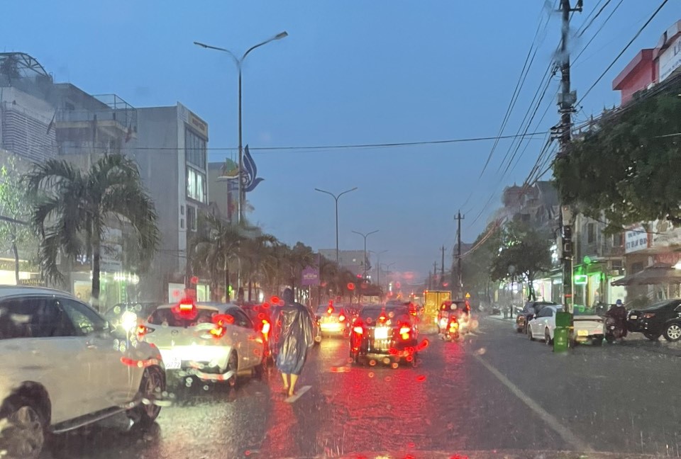 Phố biến th&agrave;nh s&ocirc;ng, nhiều tuyến đường bị t&ecirc; liệt sau mưa - Ảnh 7.