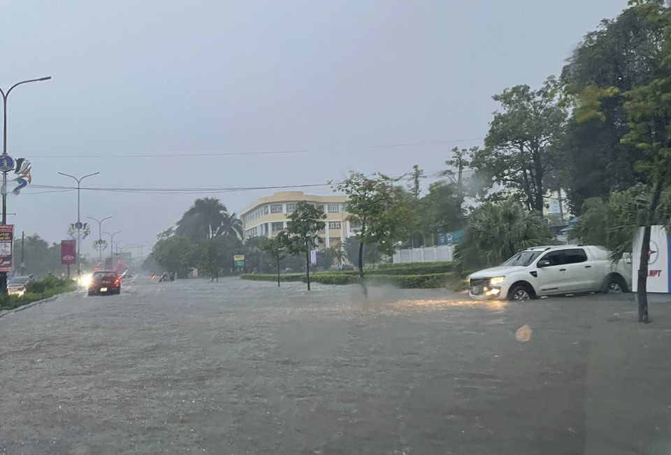 Phố biến th&agrave;nh s&ocirc;ng, nhiều tuyến đường bị t&ecirc; liệt sau mưa - Ảnh 8.