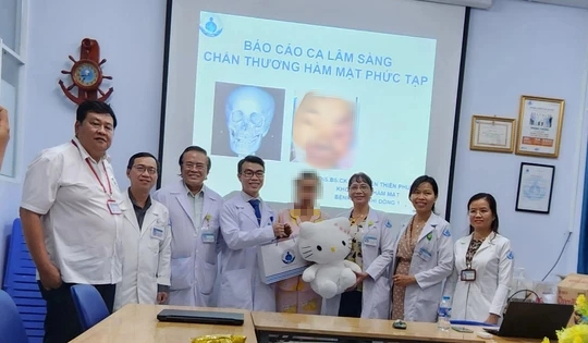 Bác sĩ xuyên đêm phẫu thuật cứu bé gái đa chấn thương vùng mặt vì tai nạn giao thông