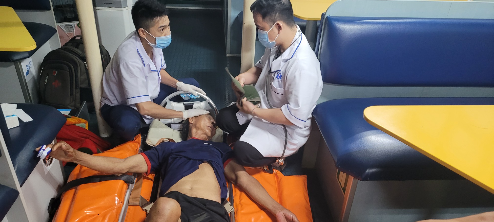 Nghẹt thở cứu một ngư d&acirc;n bị đột quỵ n&atilde;o tr&ecirc;n v&ugrave;ng biển Ho&agrave;ng Sa - Ảnh 3.