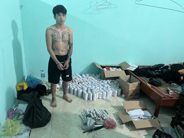 Nam thanh niên xăm trổ sản xuất pháo nổ, lên mạng rao bán