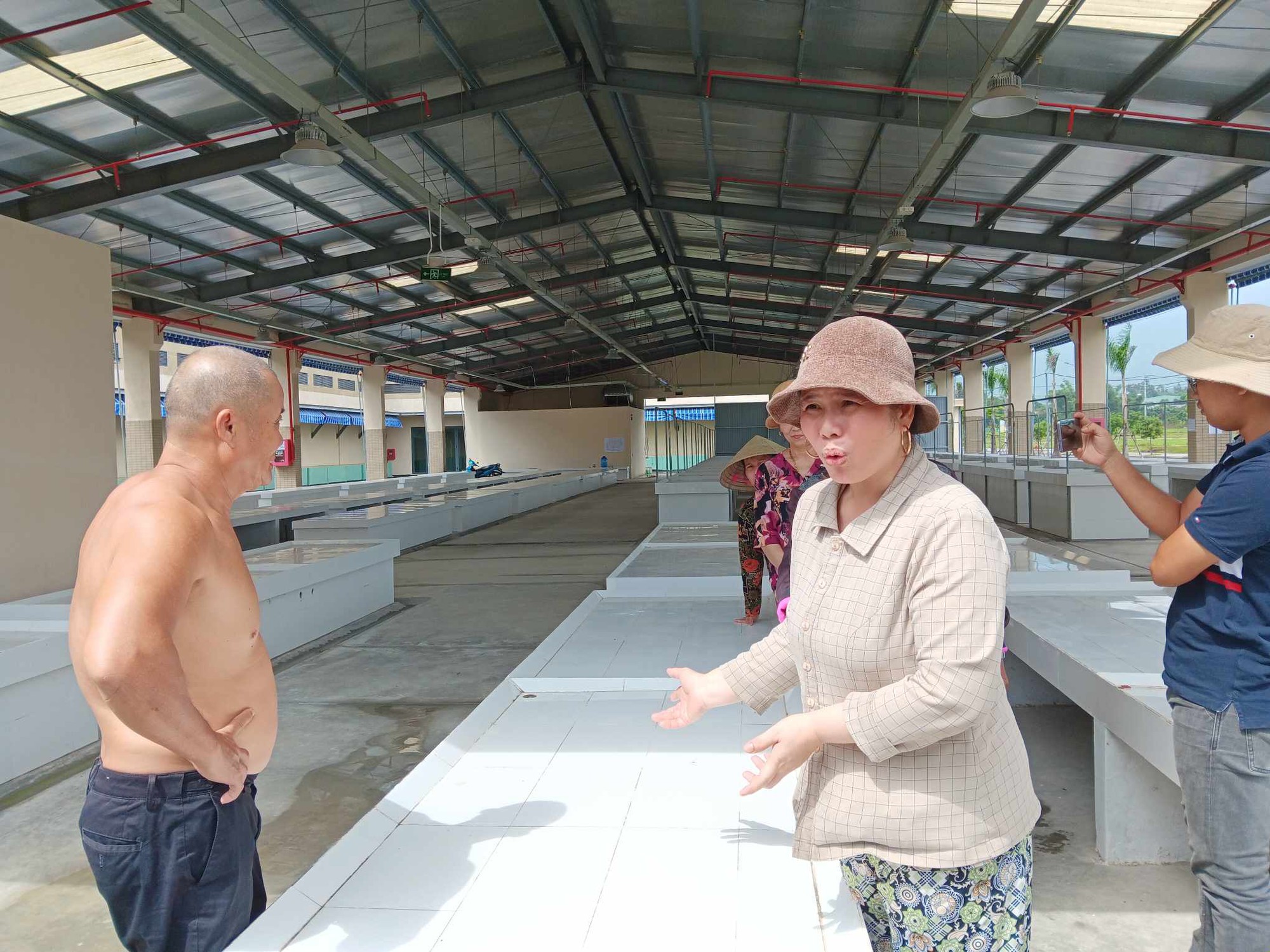 Ch&ecirc; chợ mới Đ&ocirc;ng Ph&uacute; chật, tiểu thương ở Quảng Nam chưa chịu v&agrave;o bu&ocirc;n b&aacute;n - Ảnh 2.
