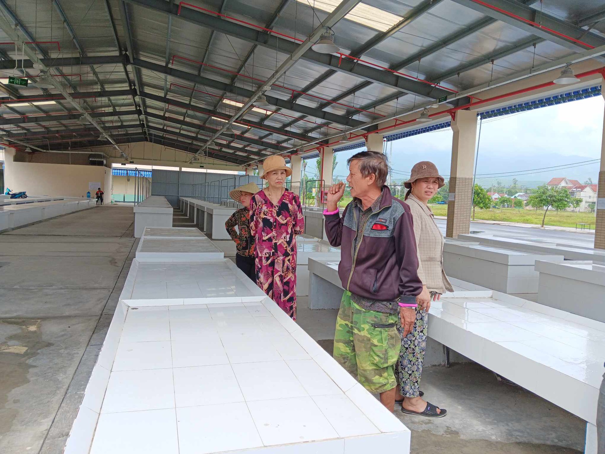 Ch&ecirc; chợ mới Đ&ocirc;ng Ph&uacute; chật, tiểu thương ở Quảng Nam chưa chịu v&agrave;o bu&ocirc;n b&aacute;n - Ảnh 3.