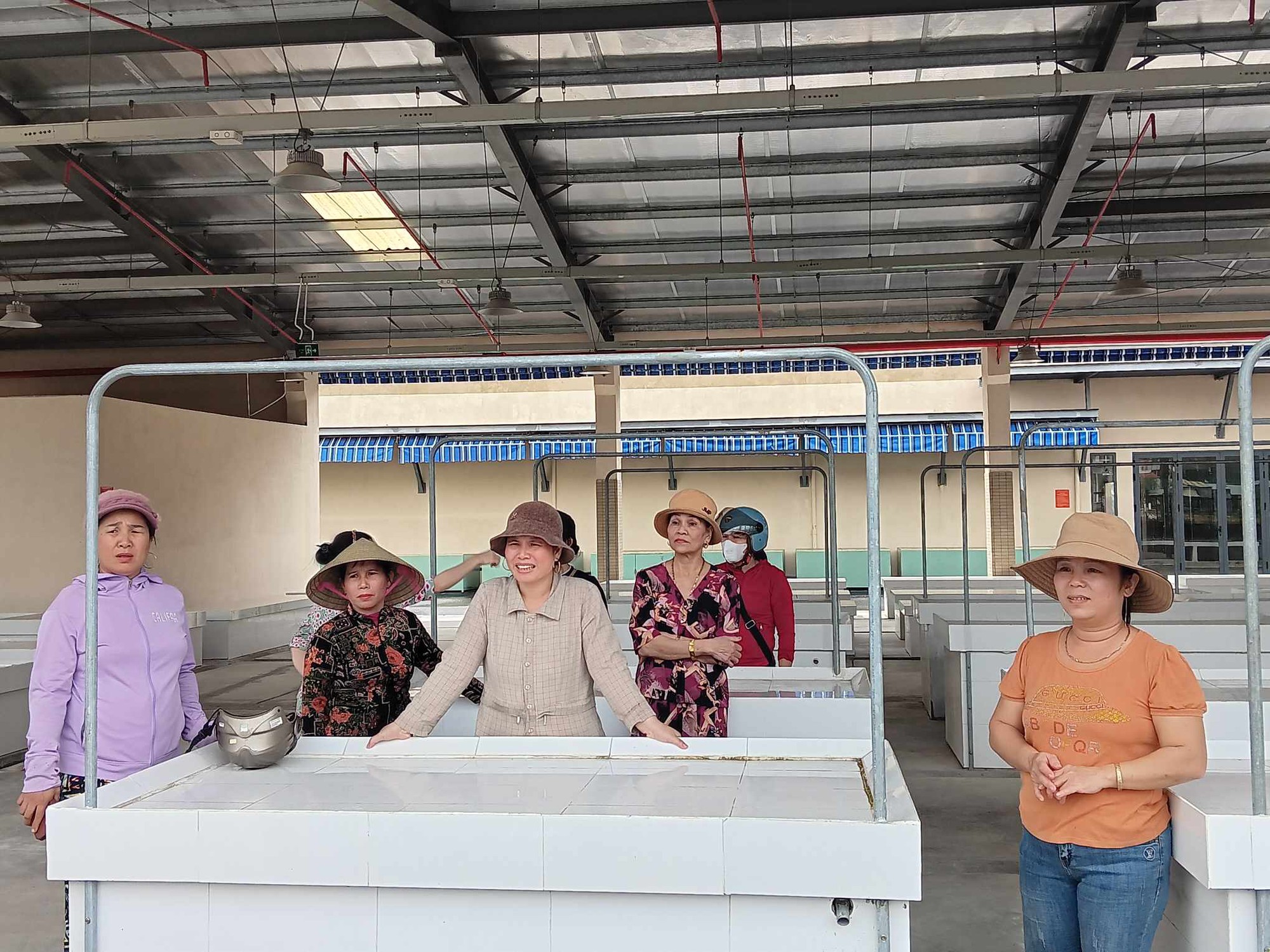 Ch&ecirc; chợ mới Đ&ocirc;ng Ph&uacute; chật, tiểu thương ở Quảng Nam chưa chịu v&agrave;o bu&ocirc;n b&aacute;n - Ảnh 4.