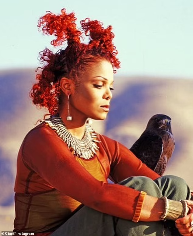 Christina Aguilera h&oacute;a Cher, vợ chồng Justin Bieber biến th&agrave;nh vợ chồng nh&agrave; Flintstones - Ảnh 8.