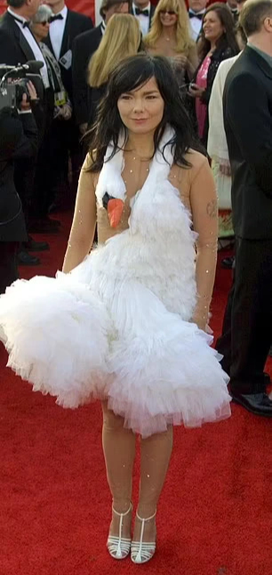 Christina Aguilera h&oacute;a Cher, vợ chồng Justin Bieber biến th&agrave;nh vợ chồng nh&agrave; Flintstones - Ảnh 10.