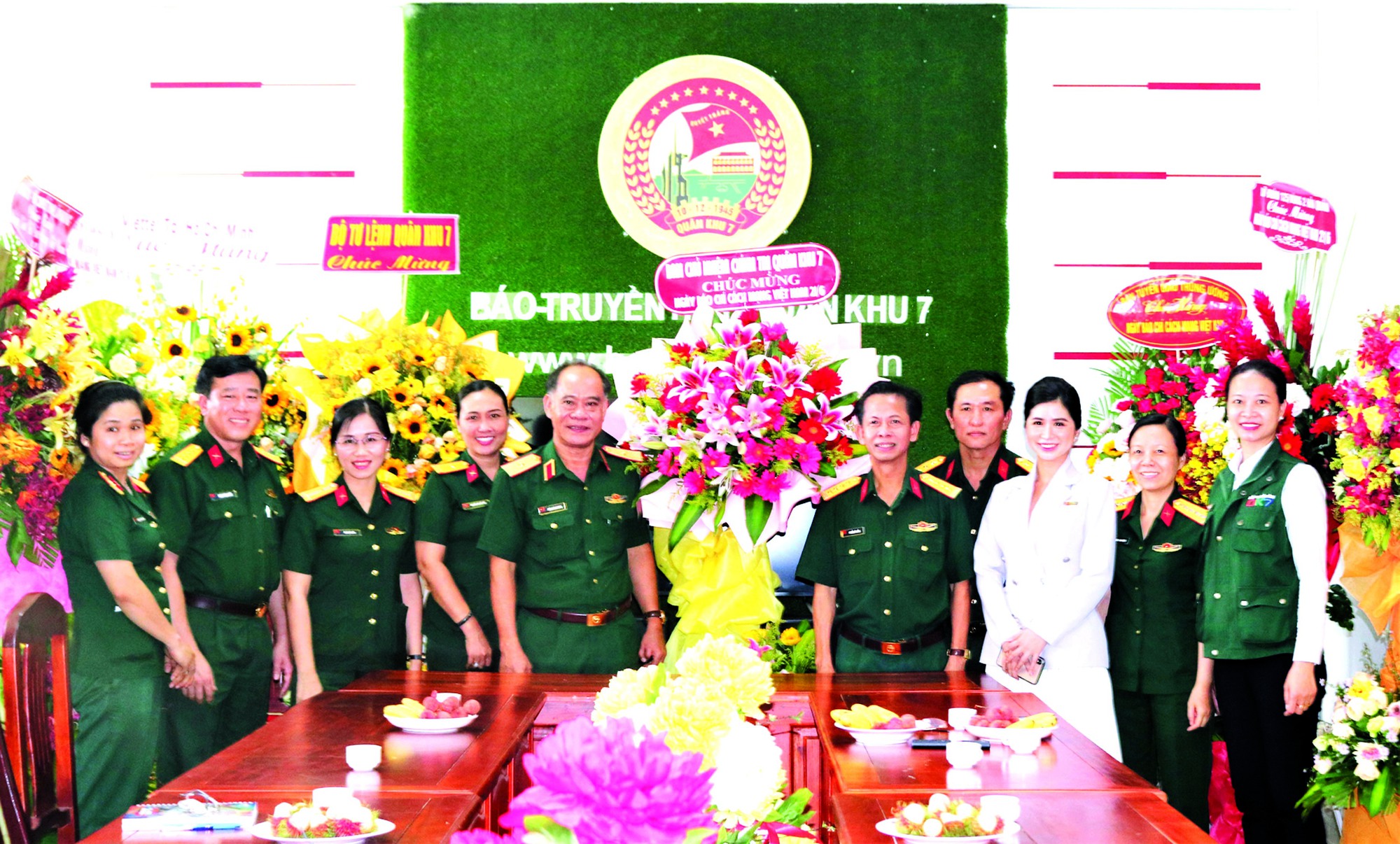 60 năm Ng&agrave;y truyền thống B&aacute;o Qu&acirc;n khu 7: Bứt ph&aacute; mạnh mẽ - Ảnh 2.