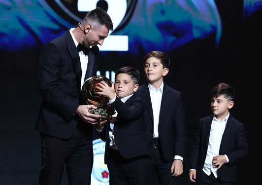 Lionel Messi v&agrave; kỷ lục v&ocirc; tiền kho&aacute;ng hậu - Ảnh 2.