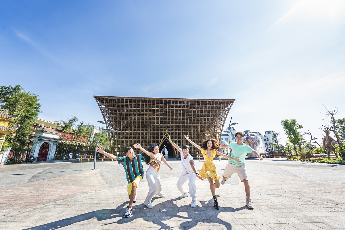 Gen Z &ldquo;rời phố về biển&rdquo; t&igrave;m cảm hứng sống với trải nghiệm mới - Ảnh 1.