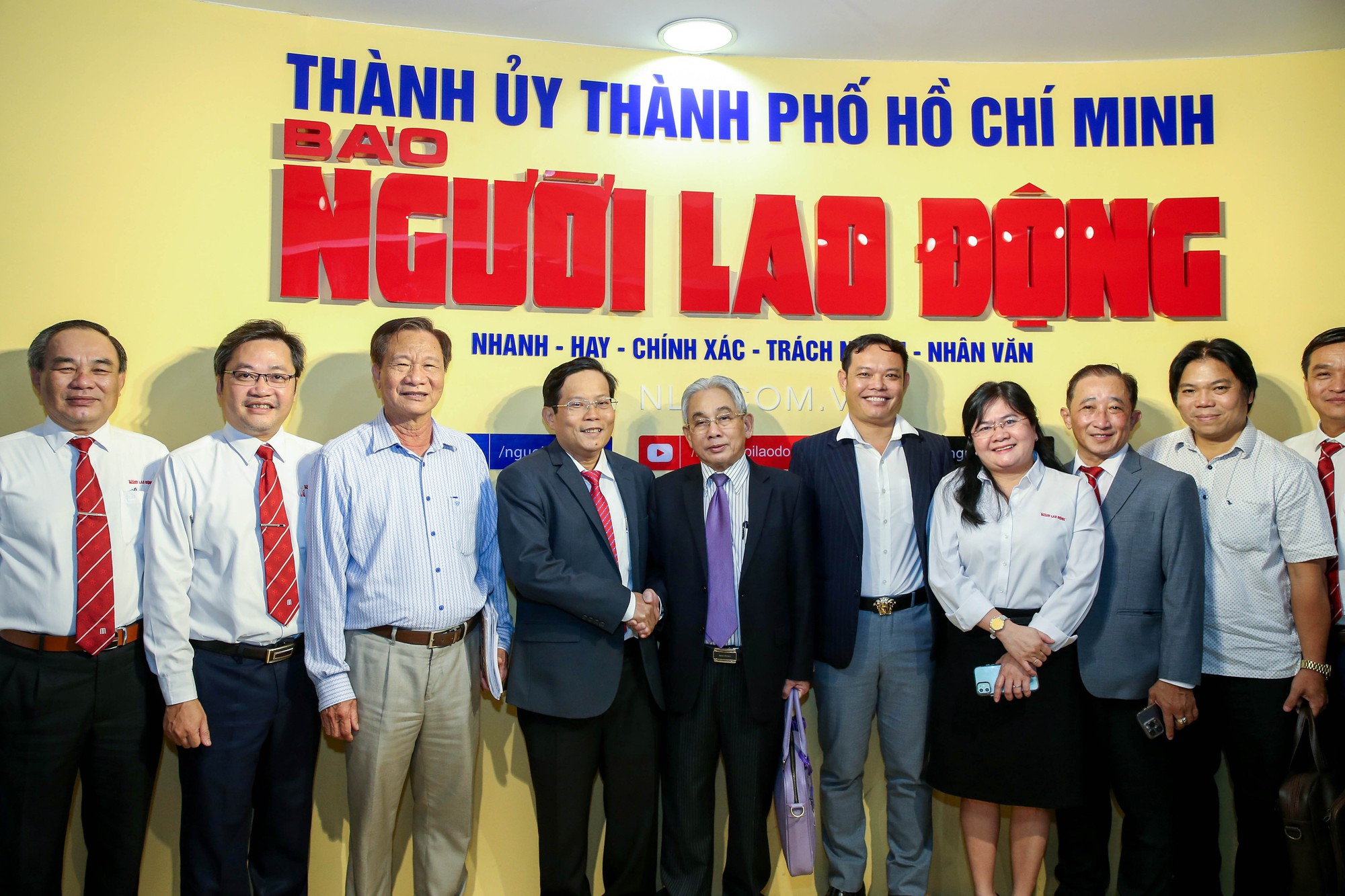 Báo Người Lao Động và Trường ĐH Cửu Long hợp tác toàn diện - Ảnh 1.