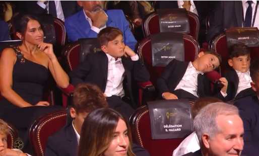 Ronaldo được fan Messi bênh vực khi có ảnh chế với hạng 829 ứng viên Quả bóng vàng - Ảnh 3.