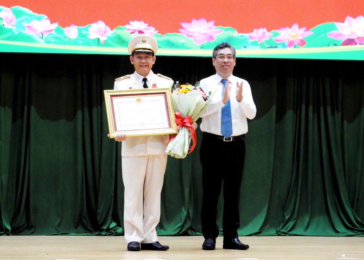 Thiếu tướng Đinh Thanh Nhàn nhận Huân chương Chiến công hạng Ba