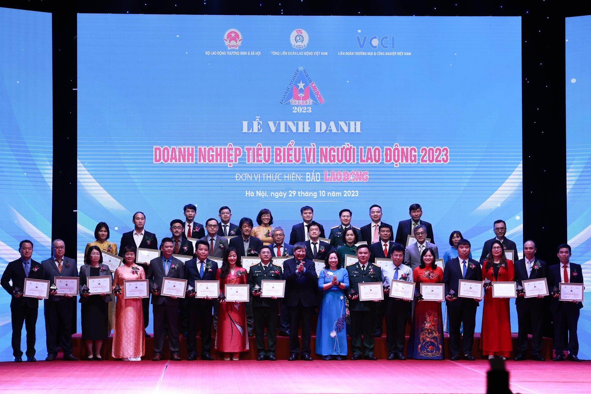 Khatoco được vinh danh &ldquo;Doanh nghiệp ti&ecirc;u biểu v&igrave; người lao động&rdquo; - Ảnh 2.