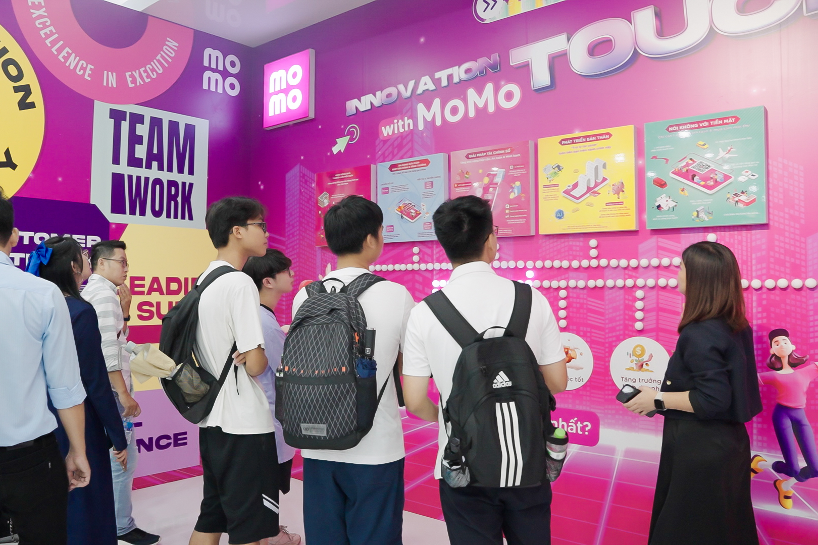 Độc đáo Trạm tương tác đổi mới sáng với MoMo - Ảnh 1. Độc đáo Trạm tương tác đổi mới sáng với MoMo - Ảnh 1.