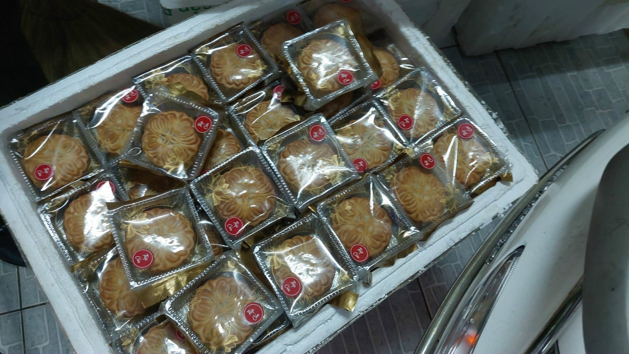 Tiêu hủy gần 1.400 bánh trung thu giá siêu rẻ