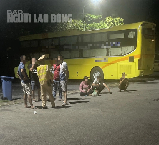 Người cha vượt hơn 1.000 km bám theo xe chở con gái đi làm việc nhẹ, lương cao - Ảnh 2.