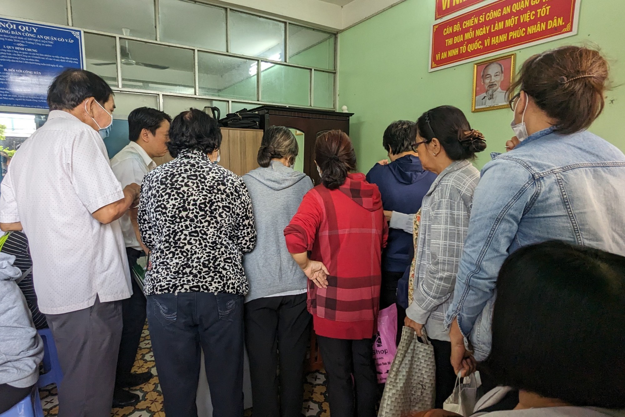 Nhiều người dân bị Vạn Thịnh Phát lừa đảo đi nộp hồ sơ tố cáo