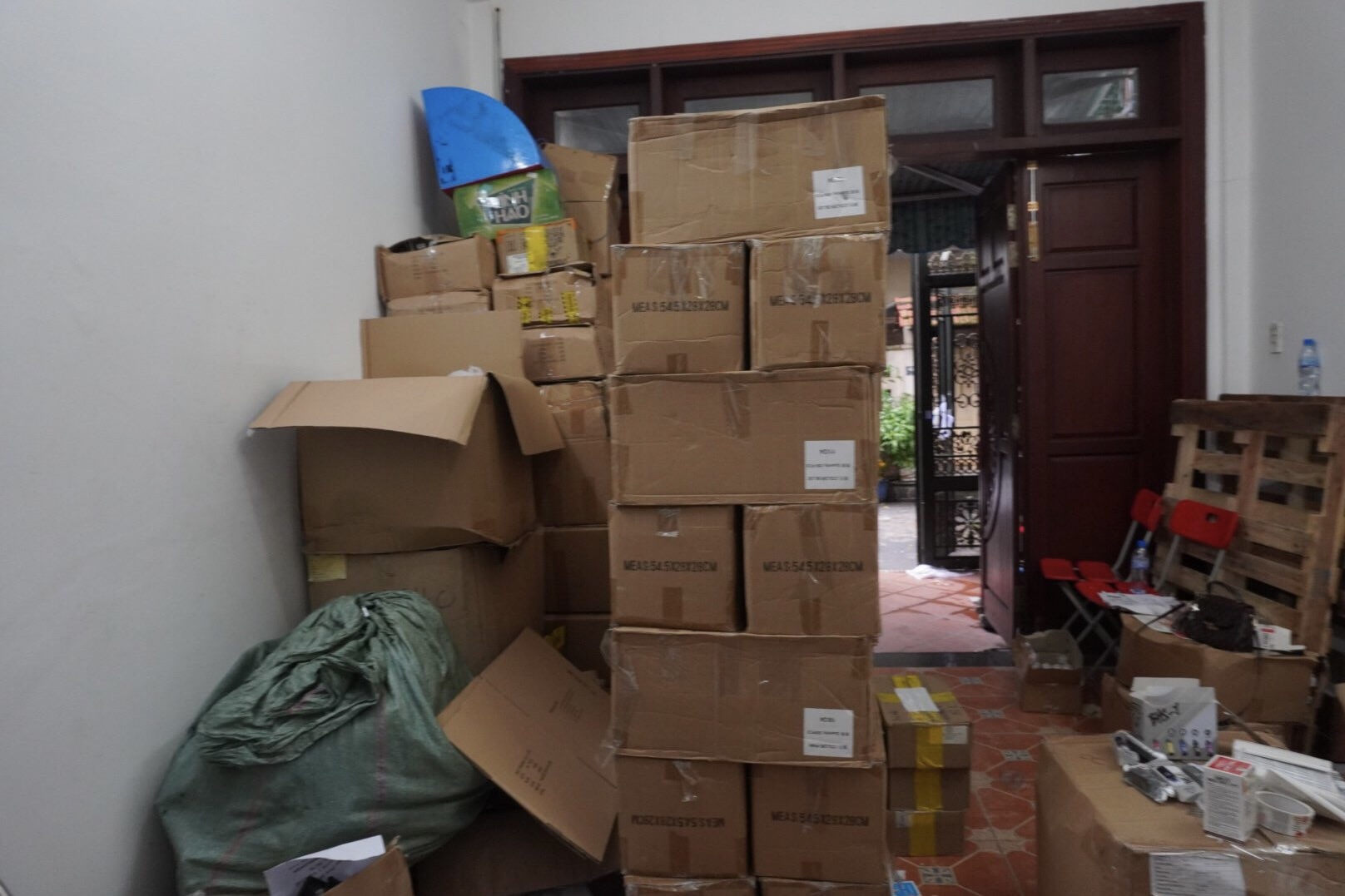 Công an tạm giữ nhiều thực phẩm chức năng, thuốc lá điện tử… trị giá trên 70 tỉ đồng - Ảnh 1.