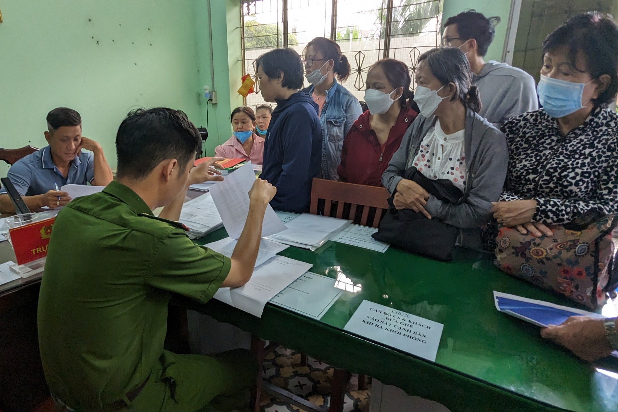 Nhiều người dân bị Vạn Thịnh Phát lừa đảo đi nộp hồ sơ tố cáo - Ảnh 3.