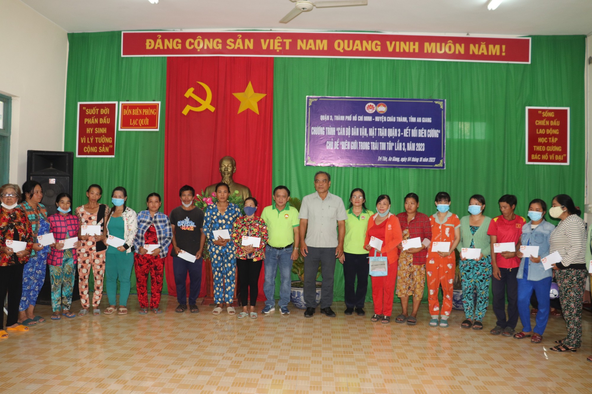 Trao cờ Tổ quốc trong chương trình “Kết nối biên cương” tại An Giang - Ảnh 6.