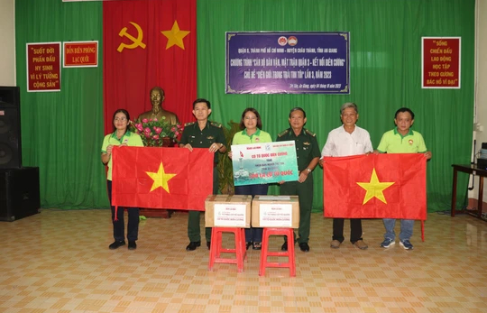 Trao cờ Tổ quốc trong chương trình “Kết nối biên cương” tại An Giang - Ảnh 9.