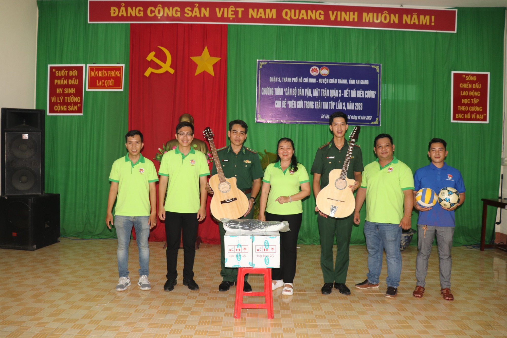 Trao cờ Tổ quốc trong chương trình “Kết nối biên cương” tại An Giang - Ảnh 10.