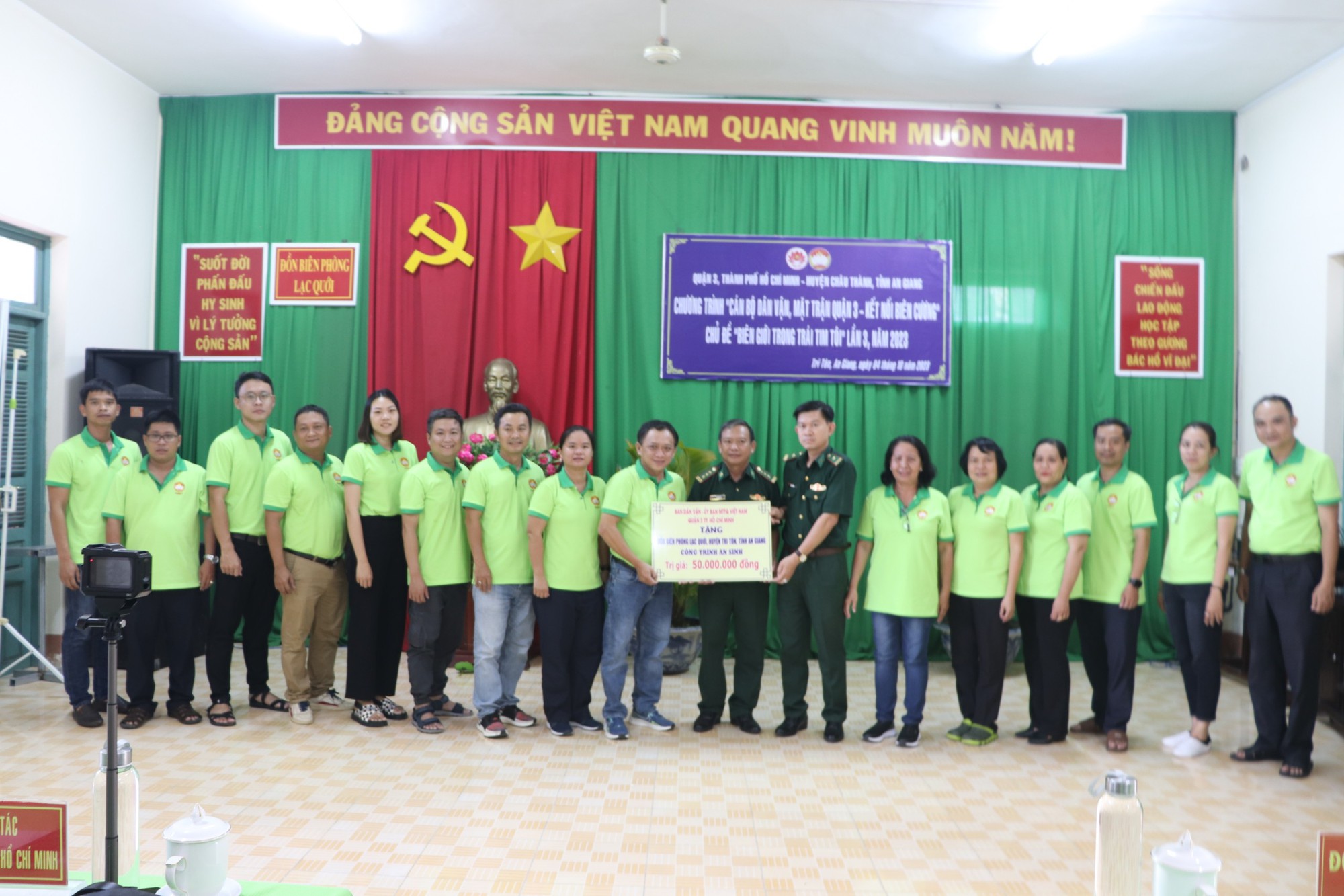 Trao cờ Tổ quốc trong chương trình “Kết nối biên cương” tại An Giang - Ảnh 11.