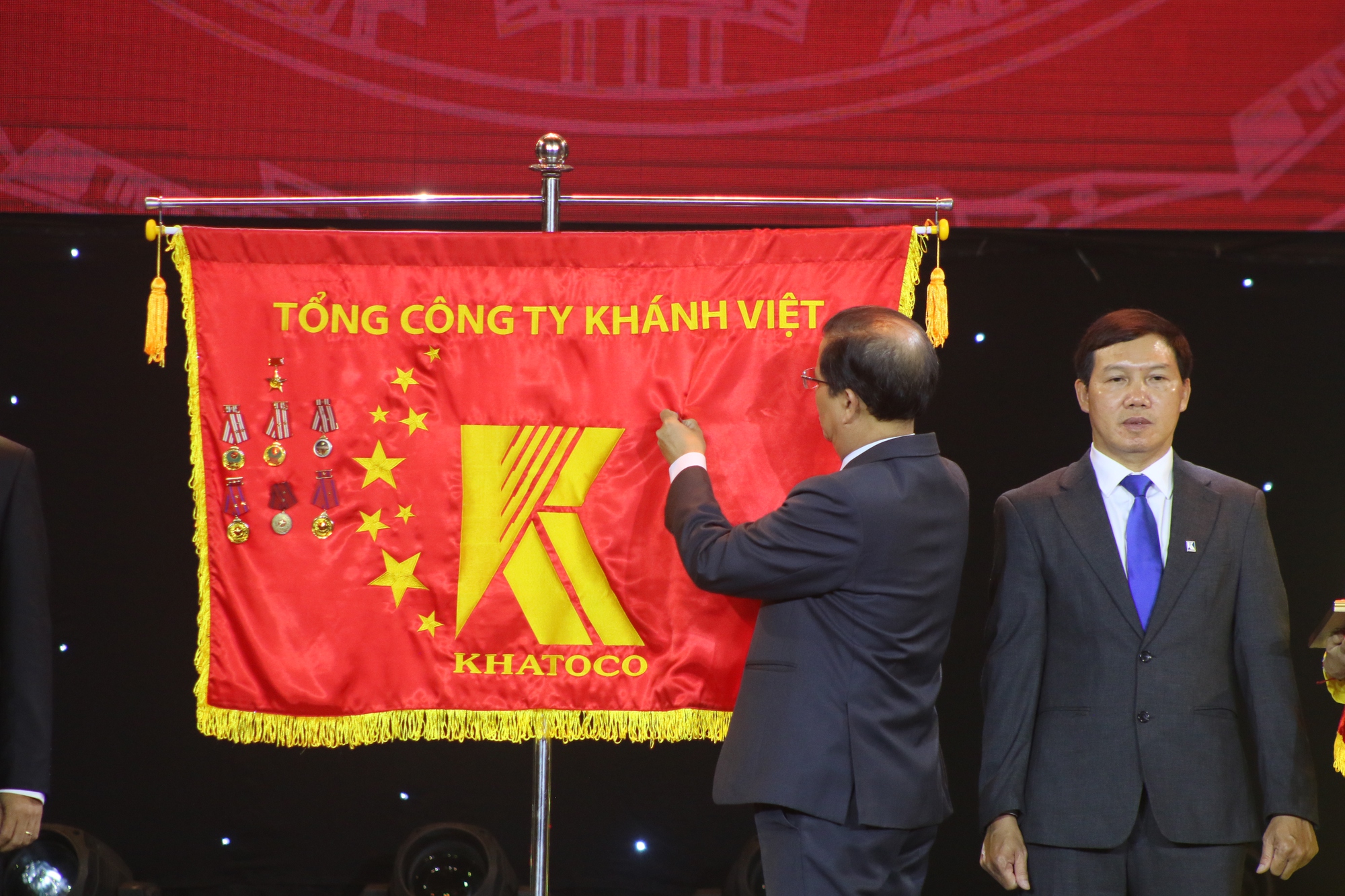 Hai đơn vị của Khatoco đón nhận Huân chương Lao Động hạng 2
