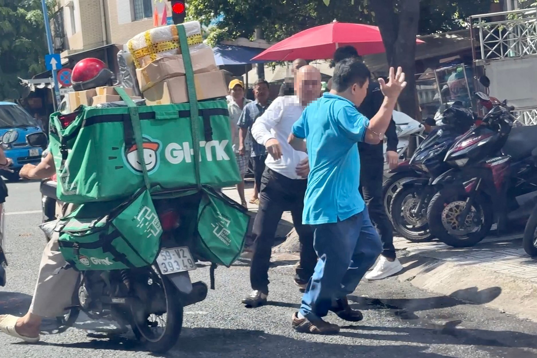 Tài xế taxi công nghệ cầm dao tấn công 3 khách ở TP HCM