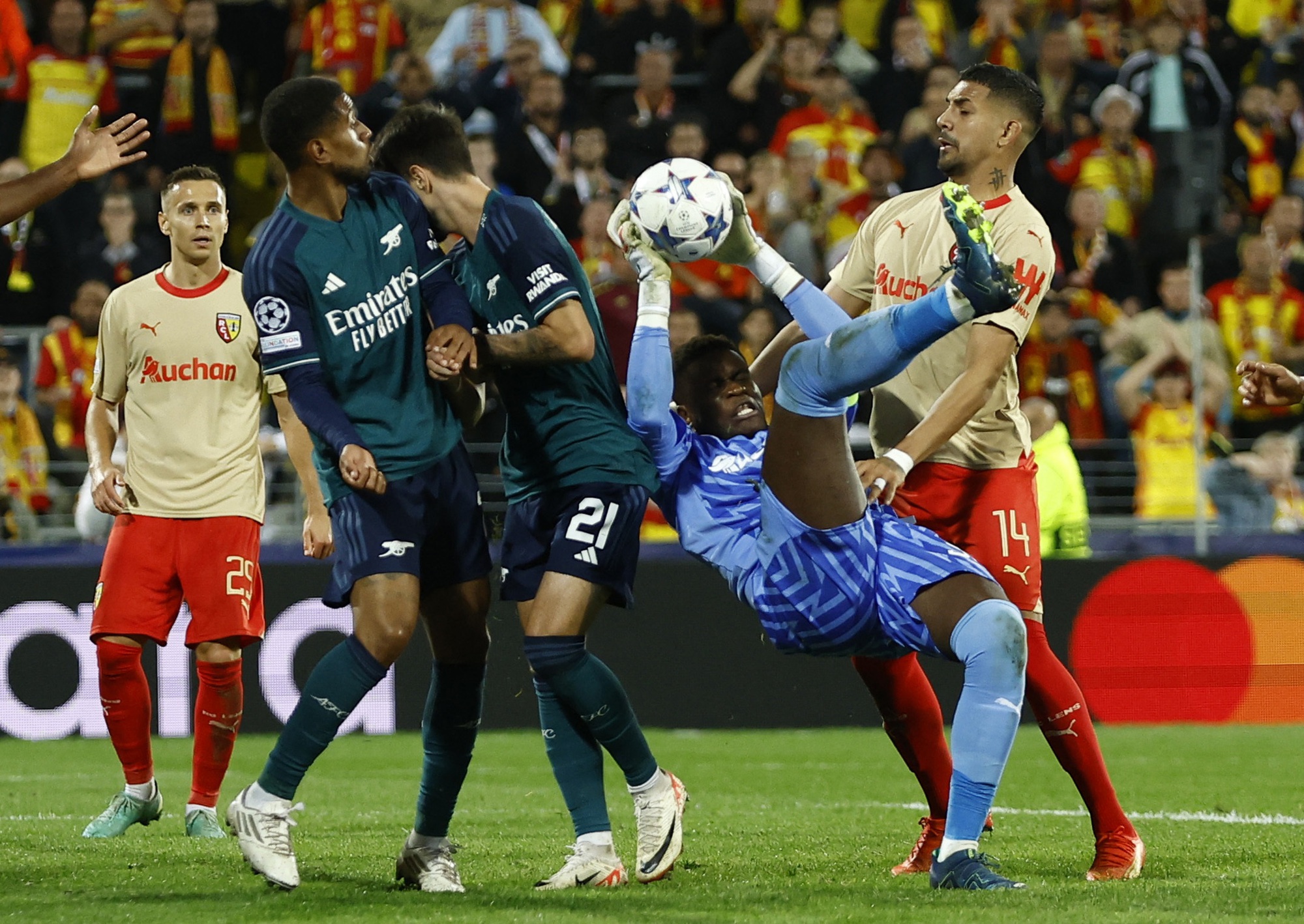 Arsenal thua ngược tr&ecirc;n đất Ph&aacute;p, Real Madrid quật ng&atilde; chủ nh&agrave; Napoli - Ảnh 1.