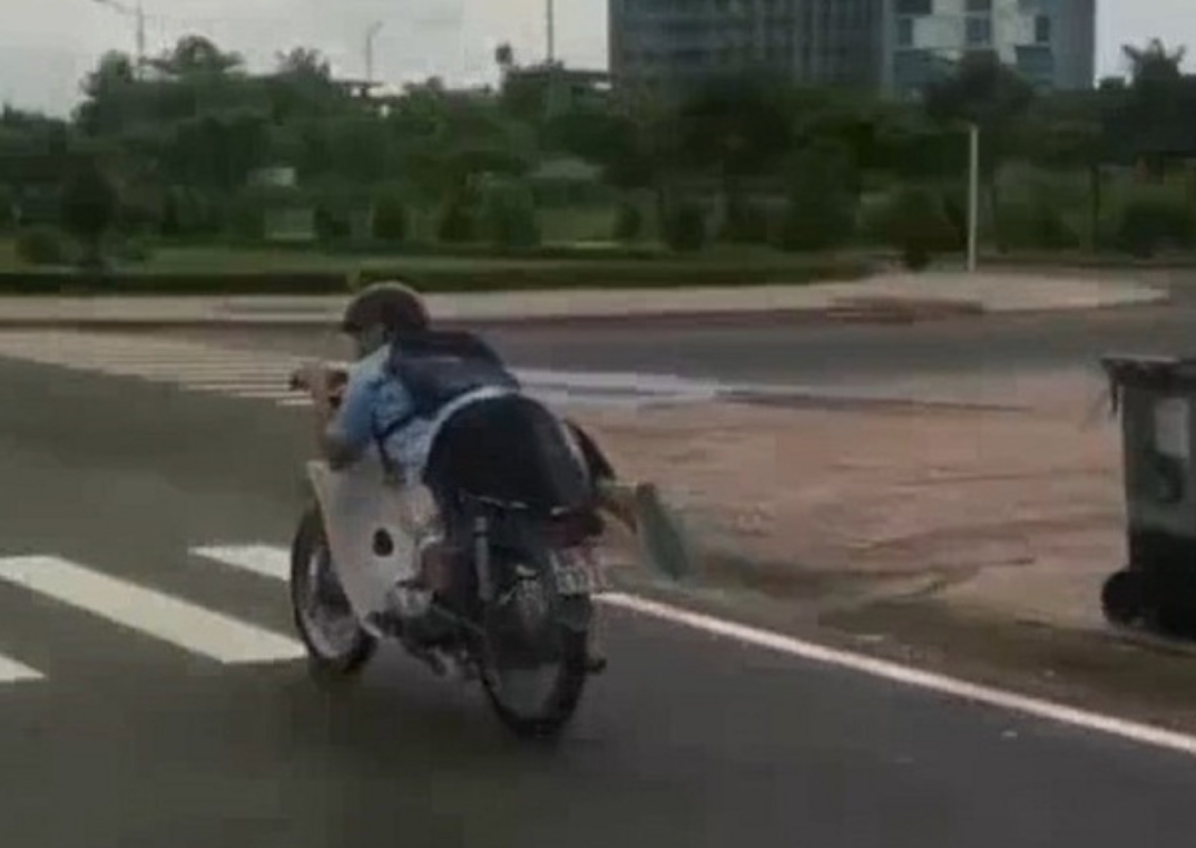 Xử phạt thiếu niên nằm trên yên xe "vẫy đuôi cá" chạy trước UBND tỉnh Vĩnh Long