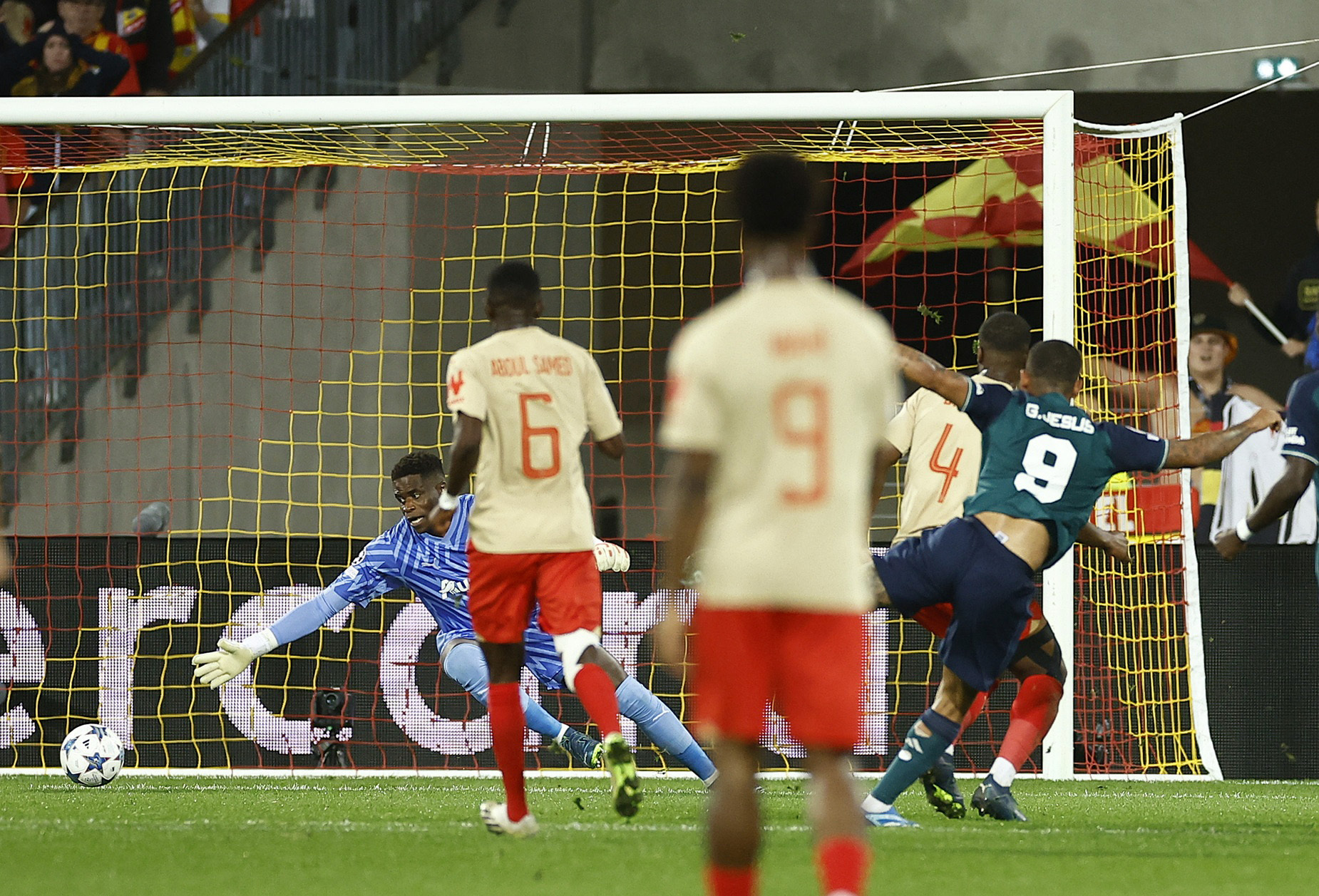 Arsenal thua ngược tr&ecirc;n đất Ph&aacute;p, Real Madrid quật ng&atilde; chủ nh&agrave; Napoli - Ảnh 2.