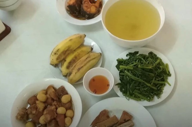 L&ugrave;m x&ugrave;m bớt x&eacute;n bữa ăn của VĐV b&oacute;ng b&agrave;n trẻ: V&igrave; sao HLV giữ tiền của VĐV? - Ảnh 1.