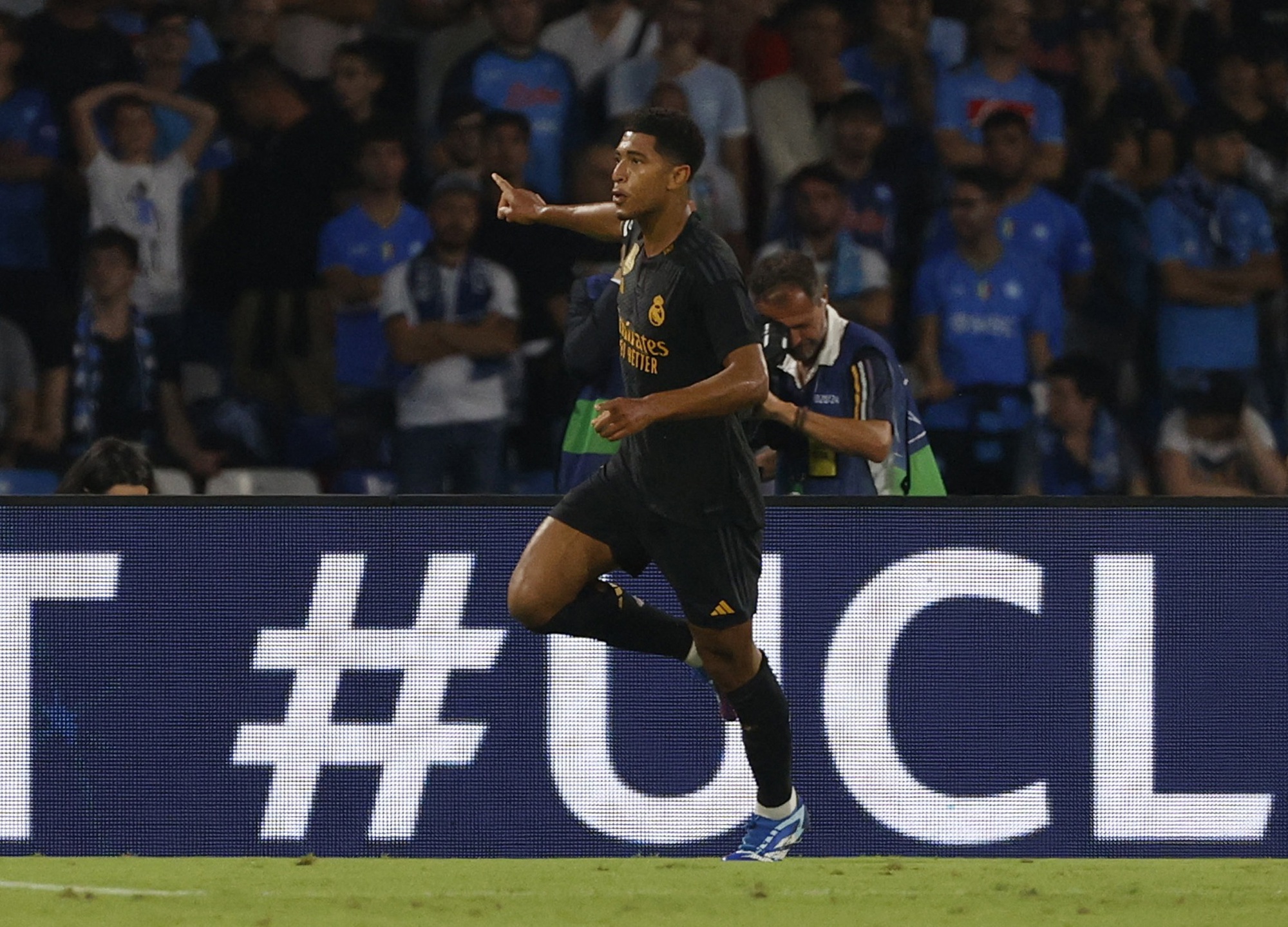Arsenal thua ngược tr&ecirc;n đất Ph&aacute;p, Real Madrid quật ng&atilde; chủ nh&agrave; Napoli - Ảnh 6.